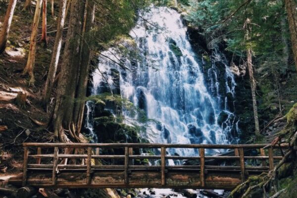 Stunning views of cascading waterfalls along the Trail of Ten Falls in Oregon.