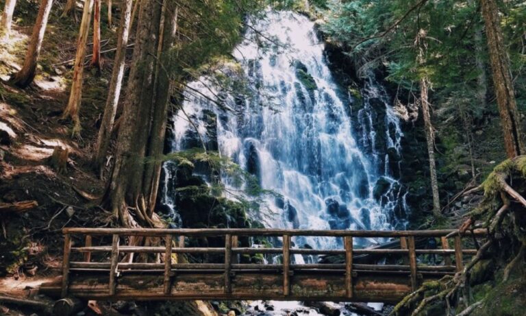 Stunning views of cascading waterfalls along the Trail of Ten Falls in Oregon.