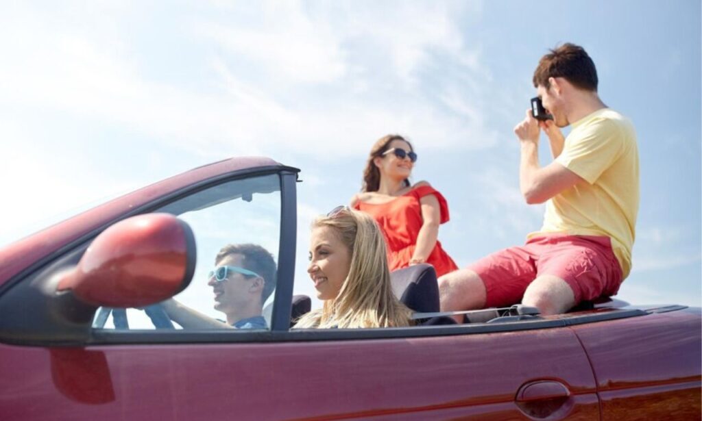 Enthusiasts enjoying a rassemblement voiture ce week-end autour de moi