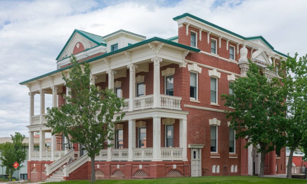 Historic hotel in Utah with scenic mountain views